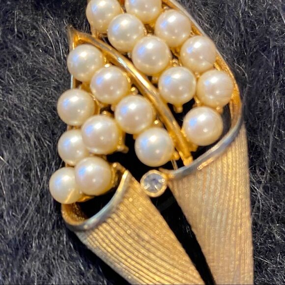 Vintage 70s Faux Pearl and Diamond Brooch - Picture 7 of 7